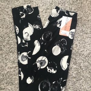 One size leggings NWT black and white moon bubbles